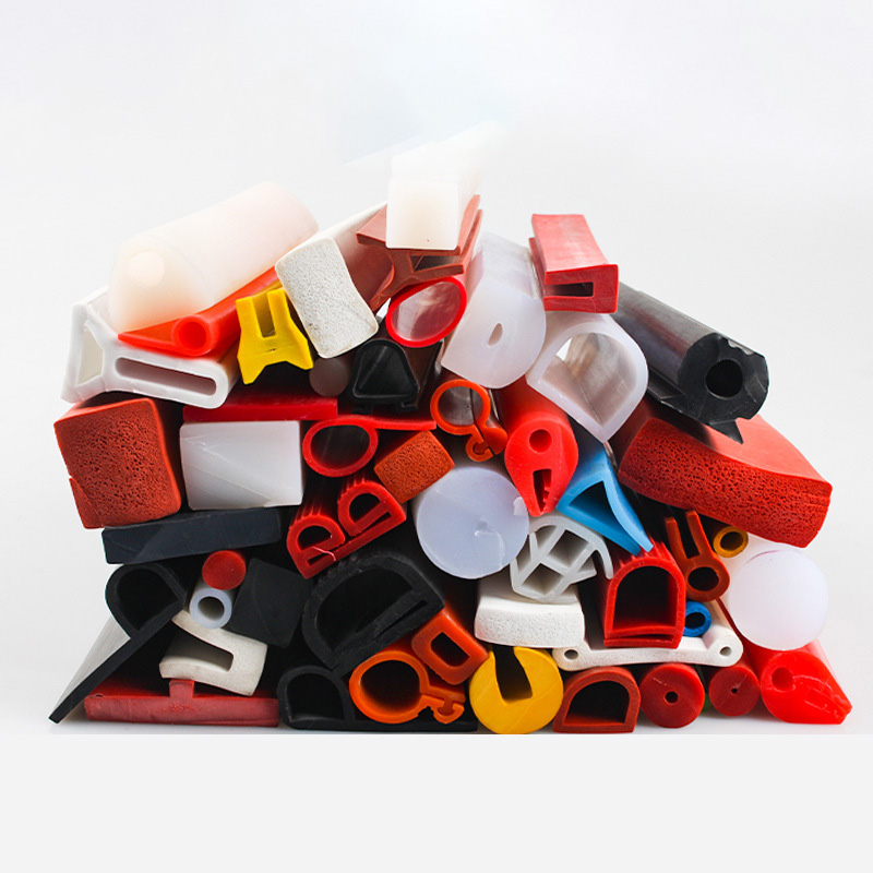 嶸牌高抗撕硅膠條：以超5年密封壽命，為戶外設(shè)備構(gòu)筑防漏長城