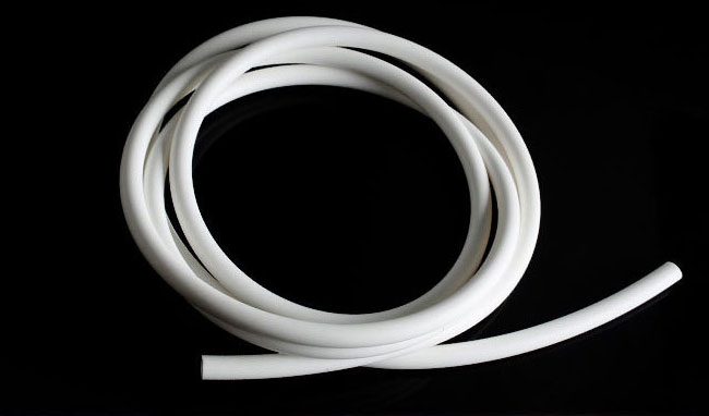 告別選材困惑：嶸牌耐介質(zhì)硅膠管專業(yè)選型方案，為酸、堿、油脂輸送精準(zhǔn)護(hù)航