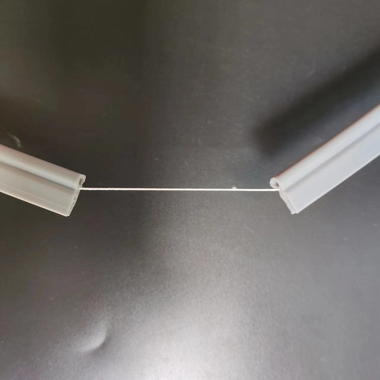 嶸牌抗拉伸耐候硅膠條：以＞80%強(qiáng)度保持率，破解日曬脆化斷裂難題